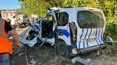 Bornova ilçesinde meydana gelen trafik kazasında, tırın karşı şeride geçerek