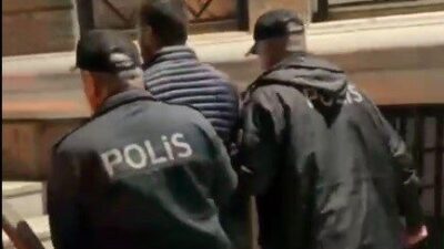İzmir’in Konak ilçesinde, polis ekipleri tarafından yapılan denetimlerde, hakkında kesinleşmiş