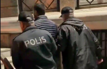 İzmir’in Konak ilçesinde, polis ekipleri tarafından yapılan denetimlerde, hakkında kesinleşmiş