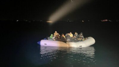 İzmir’in Dikili ilçesi açıklarında Sahil Güvenlik birimleri tarafından durdurulan bir