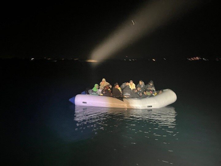 İzmir’in Dikili ilçesi açıklarında Sahil Güvenlik birimleri tarafından durdurulan bir