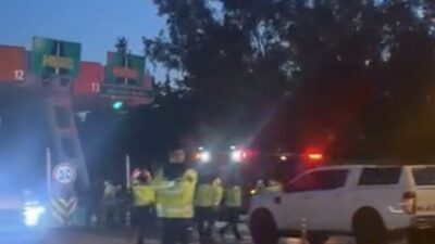 Menderes ilçesinde meydana gelen kaza sonucunda beton bariyerlere çarpan bir