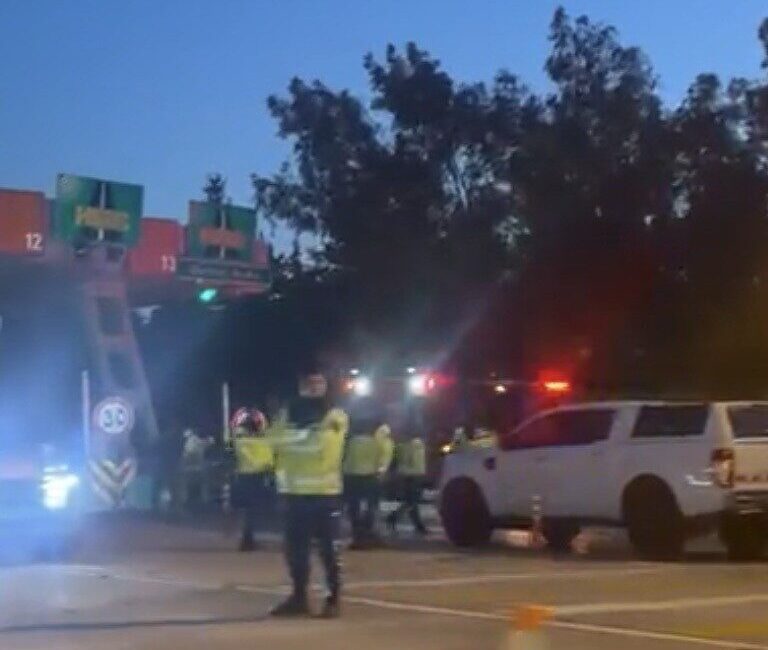 Menderes ilçesinde meydana gelen kaza sonucunda beton bariyerlere çarpan bir