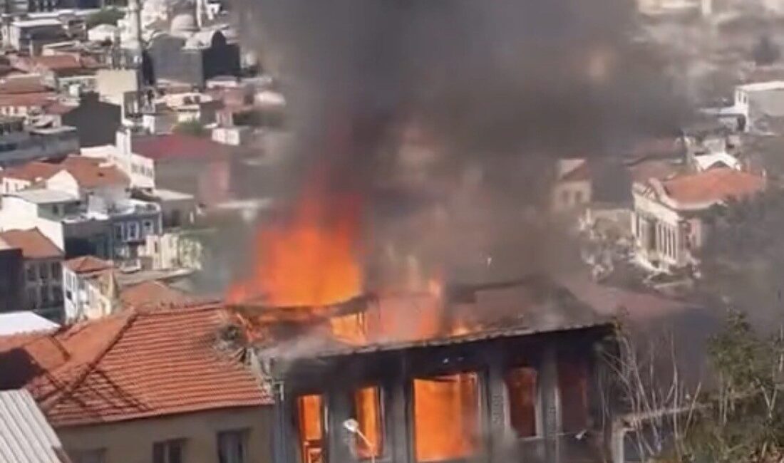 İzmir’in Konak ilçesinde, bir metruk binada çıkan yangın, itfaiye ekiplerinin