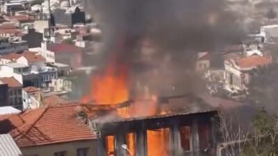 İzmir’in Konak ilçesinde, bir metruk binada çıkan yangın, itfaiye ekiplerinin