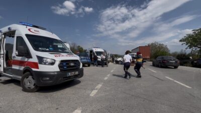 İzmir’in Bayındır ilçesinde meydana gelen trafik kazasında, otomobil ile hafif