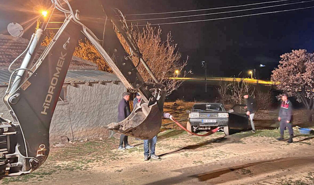 Yozgat’ın Yenifakılı ilçesinde araçları yolda askıda kalarak mahsur kalan iki