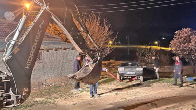 Yozgat’ın Yenifakılı ilçesinde araçları yolda askıda kalarak mahsur kalan iki
