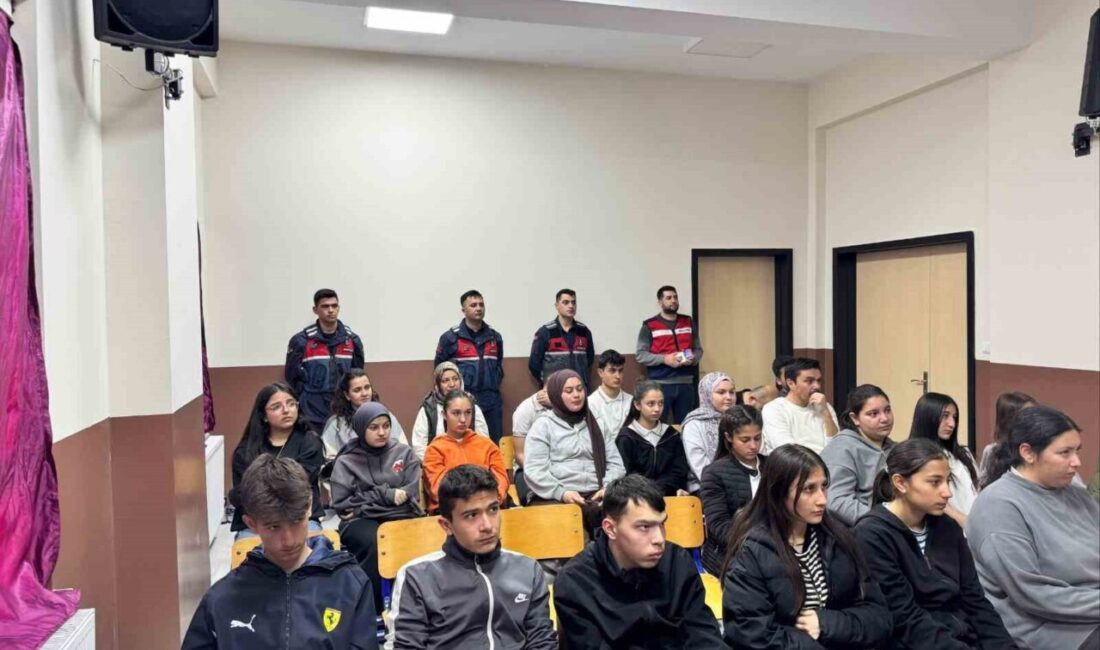 Şuhut ilçesinde Jandarma tarafından öğrenci ve öğretmenlere güvenli internet kullanımı