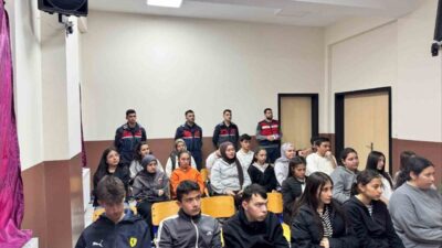 Şuhut ilçesinde Jandarma tarafından öğrenci ve öğretmenlere güvenli internet kullanımı