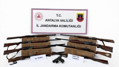 Kaş ilçesinde Jandarma ekipleri tarafından gerçekleştirilen operasyonda, ruhsatsız silahlara karşı