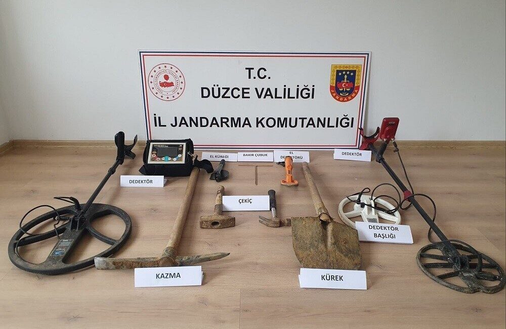 Düzce İl Jandarma Komutanlığı ekipleri, kaçak kazı yapan 3 kişiyi