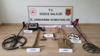 Düzce İl Jandarma Komutanlığı ekipleri, kaçak kazı yapan 3 kişiyi