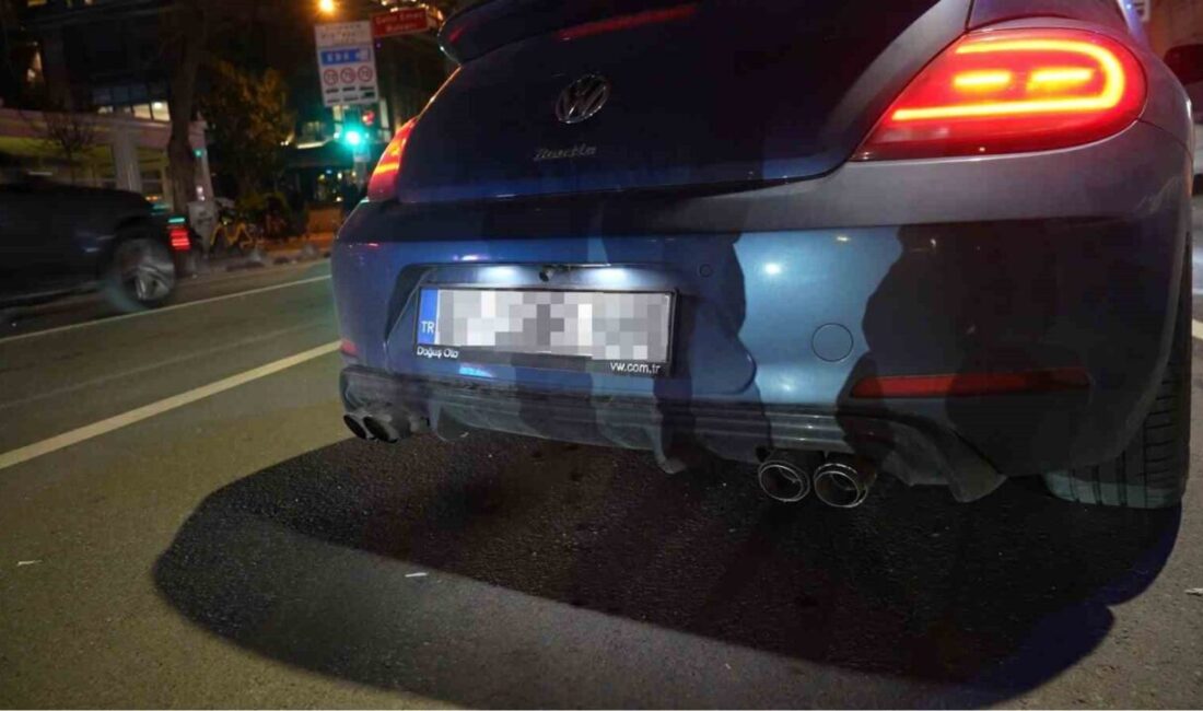Kadıköy ilçesinde, trafik ekipleri tarafından abartılı egzoz kullanan araçları denetlemek