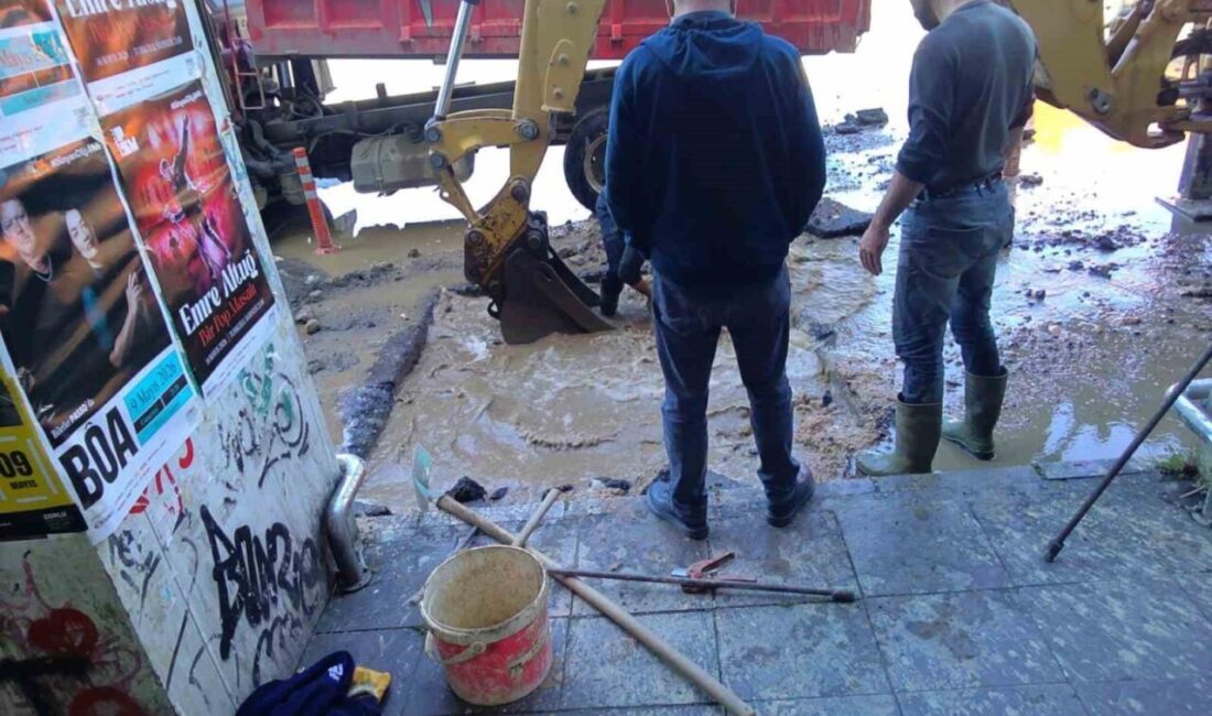 Kadıköy Rıhtım Caddesi’nde, belediyeye ait bir su borusunda meydana gelen