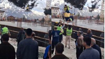 Hakkari’de bir kuruma ait inşaatta çalışan bir işçi, kafasına beton