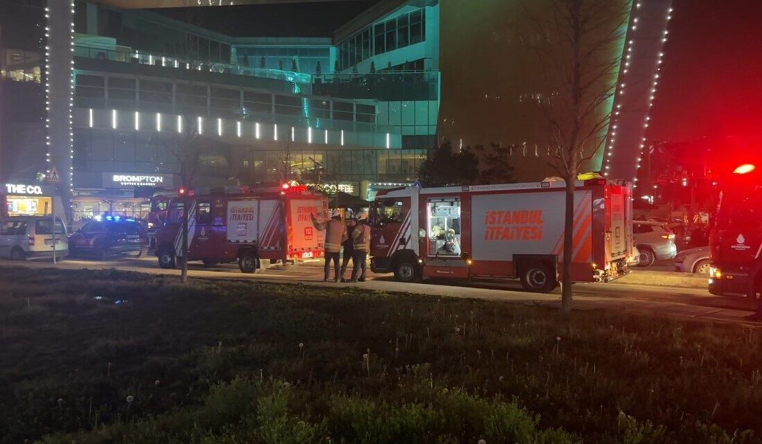 Kağıthane ilçesinde bulunan bir alışveriş merkezinde meydana gelen yangın, itfaiye
