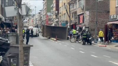 Kağıthane’de bir kamyon, sürücüsünün inşaat demiri indirmek için damperini kaldırdığı