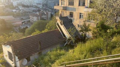 Kağıthane ilçesinde meydana gelen olayda, bir servis aracı yokuş aşağıya