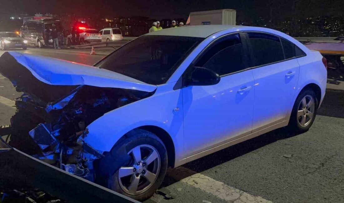 Kağıthane’de aynı şeritte seyreden 2 araç birbirlerine çarpıp bariyerlere saplandı.