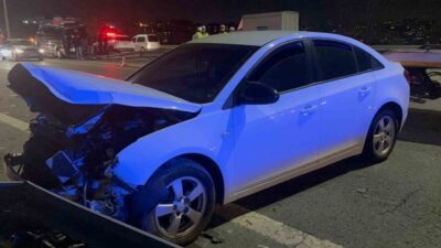 Kağıthane’de aynı şeritte seyreden 2 araç birbirlerine çarpıp bariyerlere saplandı.