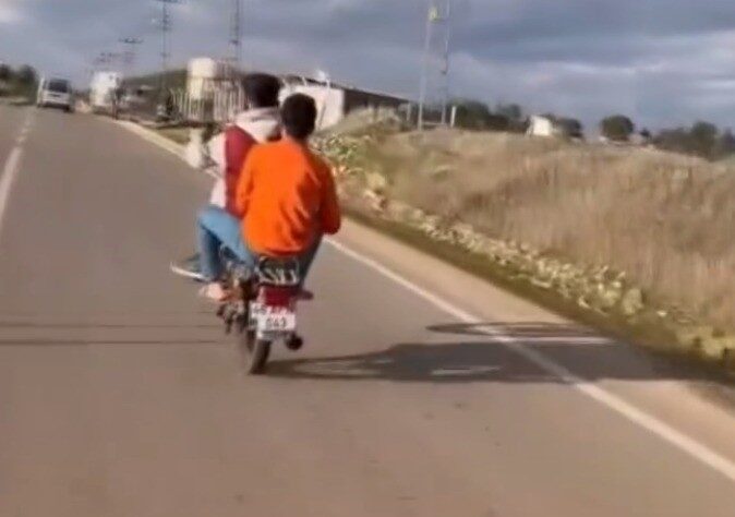 Kahramanmaraş’ta, Dönüklü Mahallesi Bulvarı’nda meydana gelen olayda, motosikletiyle akrobatik hareketler