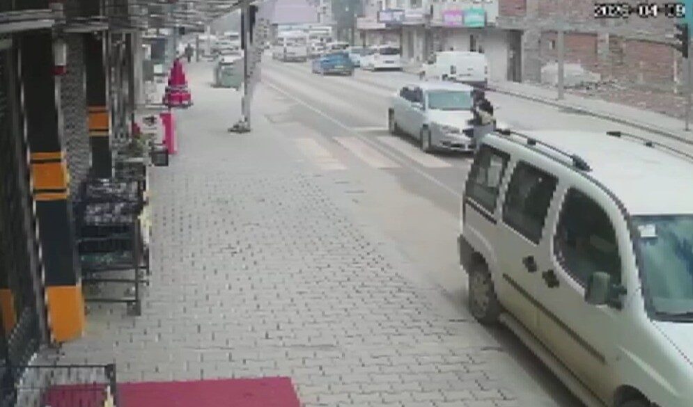 Kahramanmaraş’ta, Elbistan ilçesinde meydana gelen trafik kazasında bir yayaya otomobil