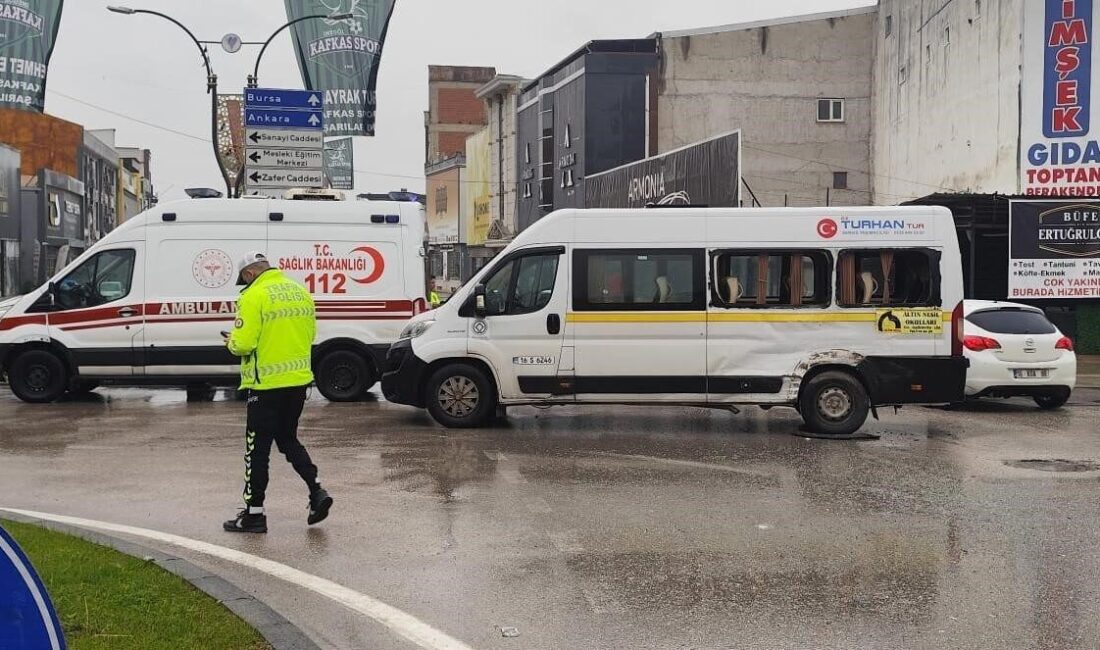 İnegöl ilçesinde yaşanan kaza, kamyon ile servis minibüsünün çarpışması sonucunda