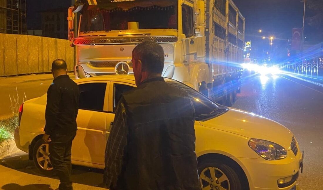 Adıyaman’da, bir kamyon Atatürk Bulvarı Saat Kulesi yakınlarında 01 ET