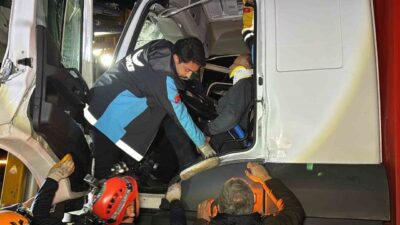 Aksaray ilinde meydana gelen trafik kazasında bir kamyonun bir tıra