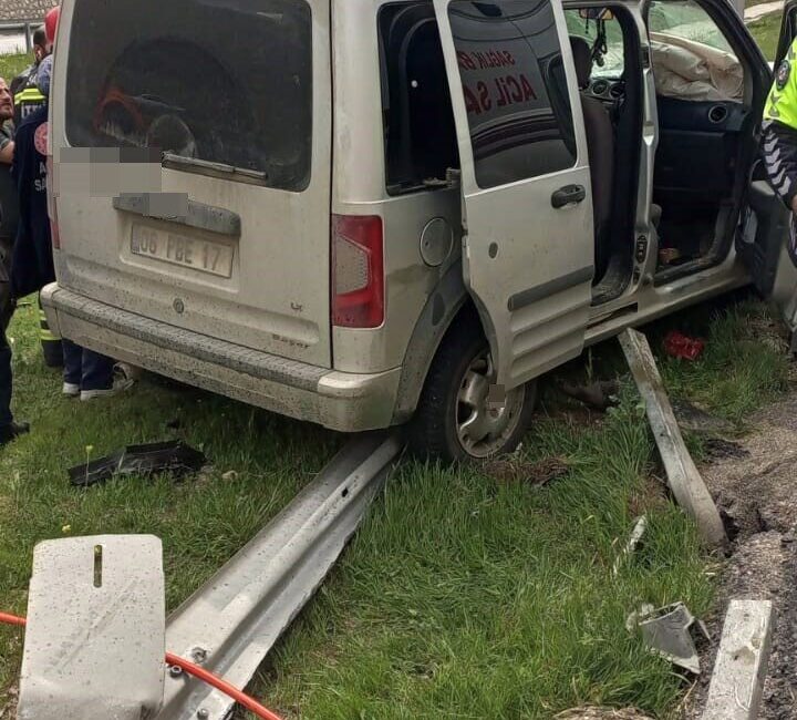 Amasya’da bir kamyonetin bariyerlere çarptığı trafik kazasında 5 kişi yaralandı.