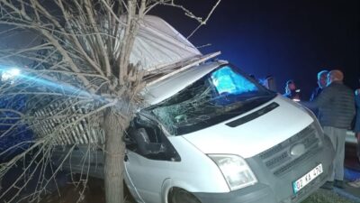 Adıyaman’da bir sürücü, kontrolü kaybederek aracıyla şarampole girdi. Şarampoldaki ağaca