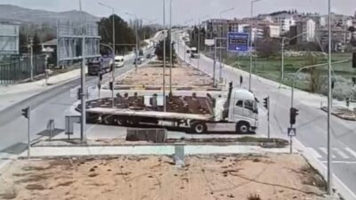Kırşehir’in Mucur ilçesinde meydana gelen trafik kazasında, kamyonetin kırmızı ışıkta