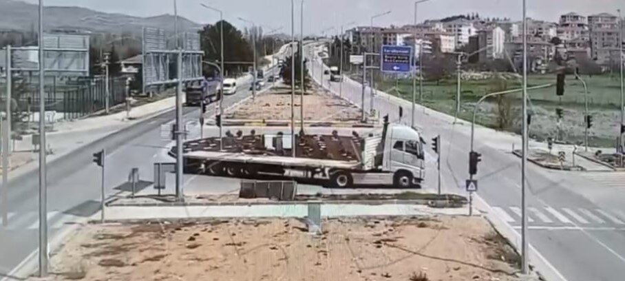 Kırşehir’in Mucur ilçesinde meydana gelen trafik kazasında, kamyonetin kırmızı ışıkta