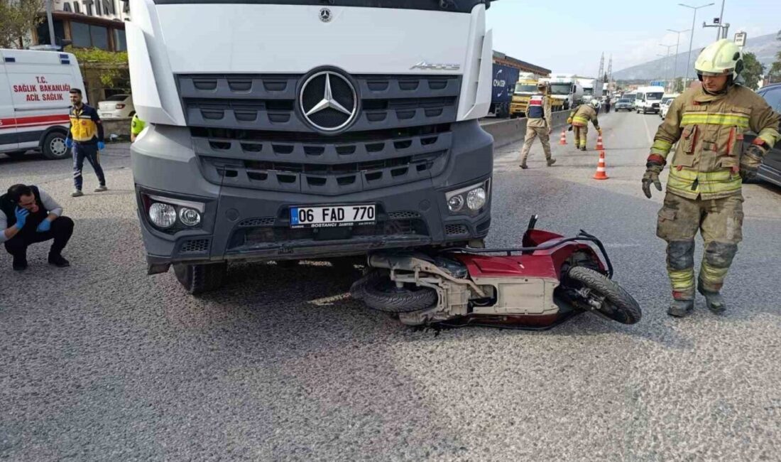 Hatay’da yaşanan trafik kazasında, 67 yaşındaki motosiklet sürücüsü kamyonun altında