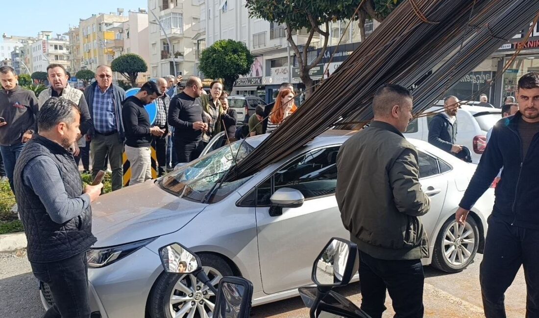 Manavgat ilçesinde, çekici üzerinde taşınan inşaat demirlerinin bir otomobilin ön