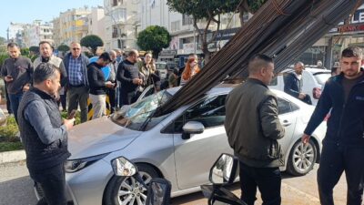 Manavgat ilçesinde, çekici üzerinde taşınan inşaat demirlerinin bir otomobilin ön