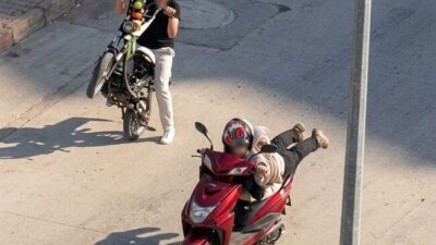 Karabük’te gençlerin tehlikeli adrenalin peşinde koşmaları kameraya yansıdı. Şehir merkezinde
