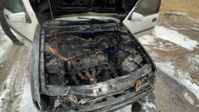 Karaman ilinde bir sürücünün aracı çalıştırmak istediği sırada motoru alev