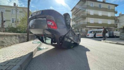 Karaman ilinde meydana gelen trafik kazasında, iki otomobilin kavşakta çarpışması