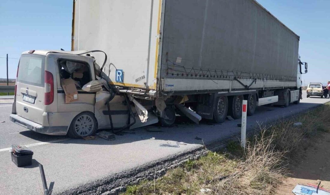 Karaman’da meydana gelen trafik kazasında, hafif ticari aracın tırın dorsesine