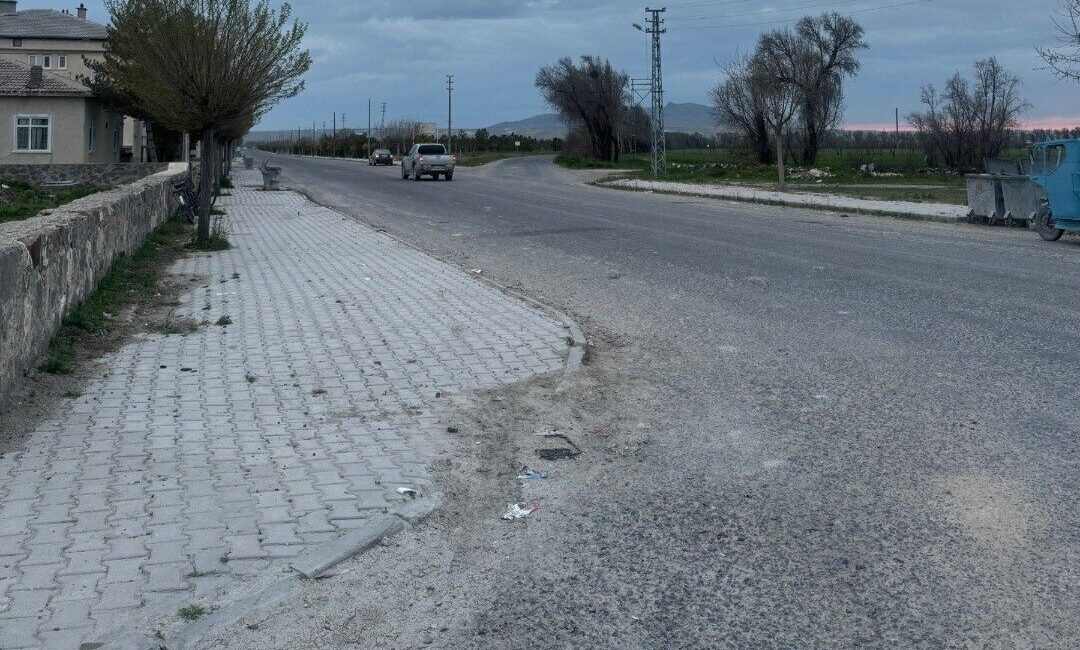 Konya’nın Karapınar ilçesinde meydana gelen trafik kazasında, bir motosikletin bir