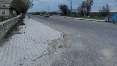 Konya’nın Karapınar ilçesinde meydana gelen trafik kazasında, bir motosikletin bir