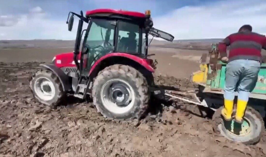 Kars’ta, Demirkent köyüne ait traktörler, sabah erken saatlerde tarlaya gübre