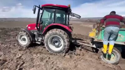 Kars’ta, Demirkent köyüne ait traktörler, sabah erken saatlerde tarlaya gübre