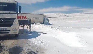 Kars’ta bir tırın sürücüsü direksiyon hakimiyetini kaybederek yolu kapattı. Önceki