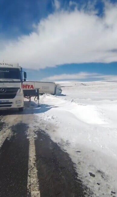 Kars’ta bir tırın sürücüsü direksiyon hakimiyetini kaybederek yolu kapattı. Önceki