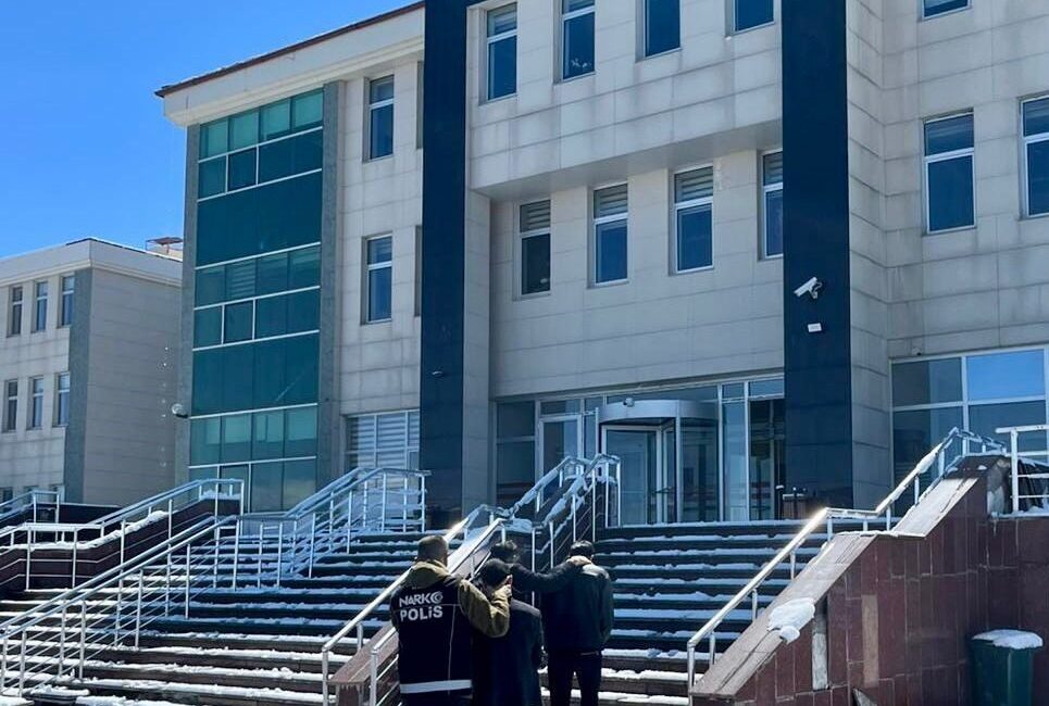 Kars ilinde uyuşturucuyla mücadele kapsamında yürütülen operasyonlar doğrultusunda, sokak satıcılarına