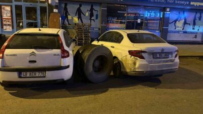 Kars’ta bir kamyonun seyir halindeyken arkasındaki tekerlek yerinden çıkarak park
