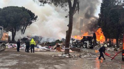 Kartal ilçesinde, boş bir arazide başlayan ve atık maddelerin alev